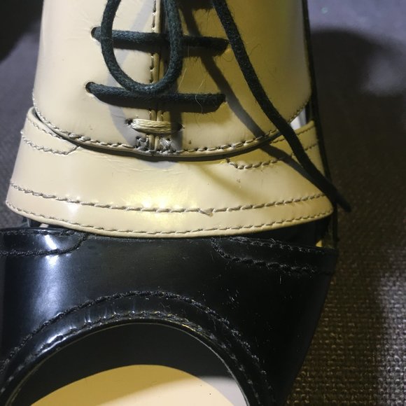 TAHARI leather Claudia shoes , size 8.5 M - Picture 2 of 9